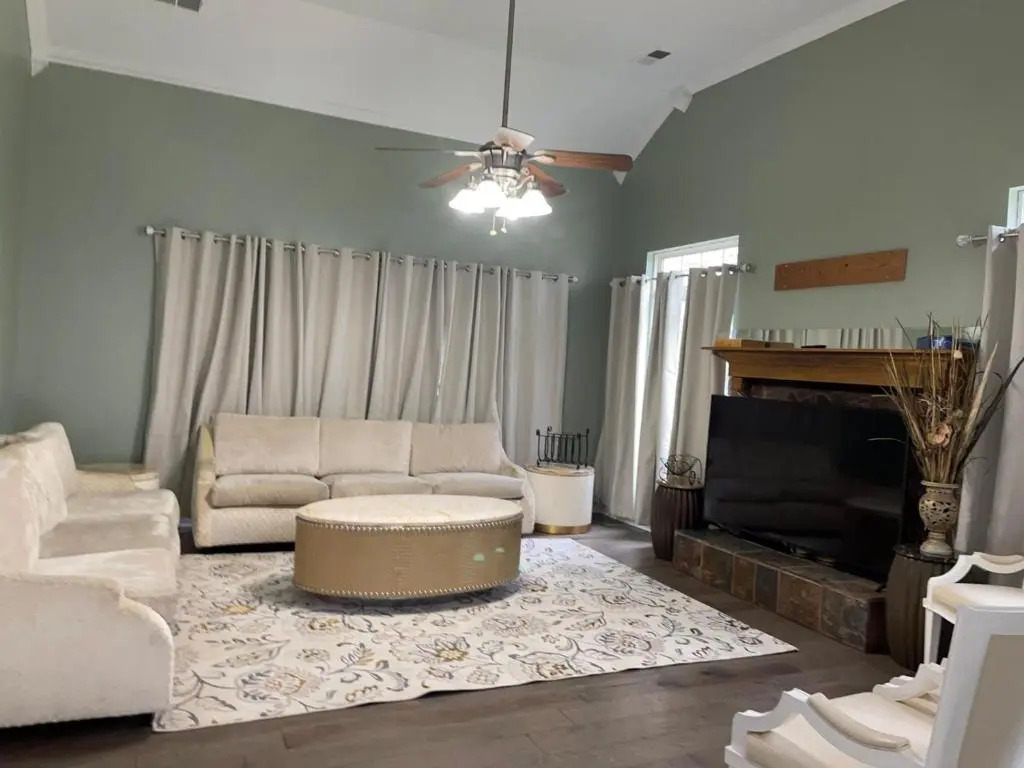 Huge 7 Bedrooms Contemporary Southern Elegance