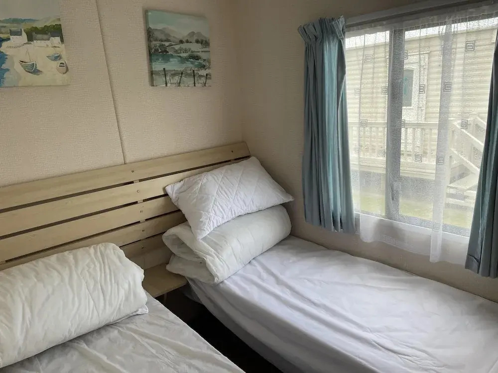 4 Bed Lodge Sleeps 8 - Pet Friendly, Parking