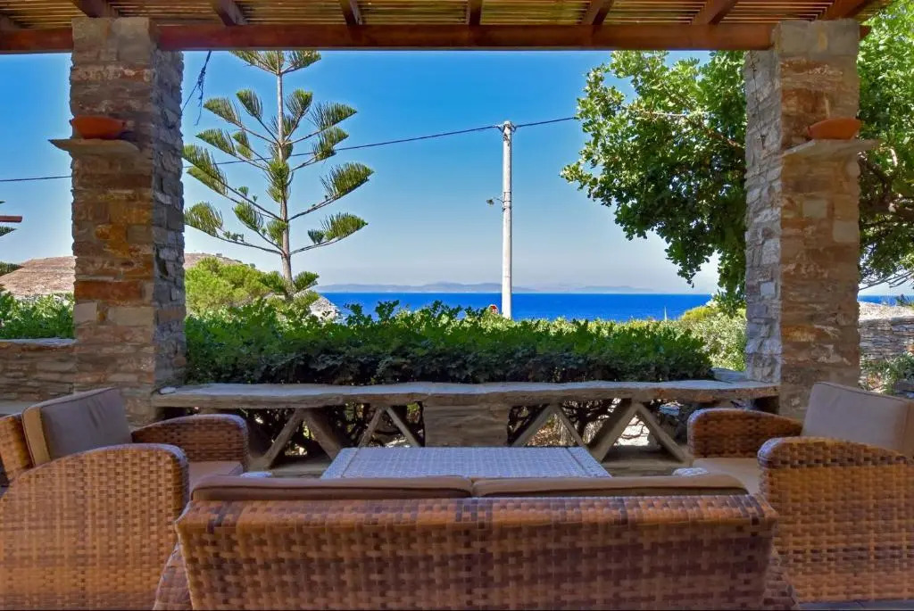 Villa Mirsini, a 5 minute walk from 2 beaches