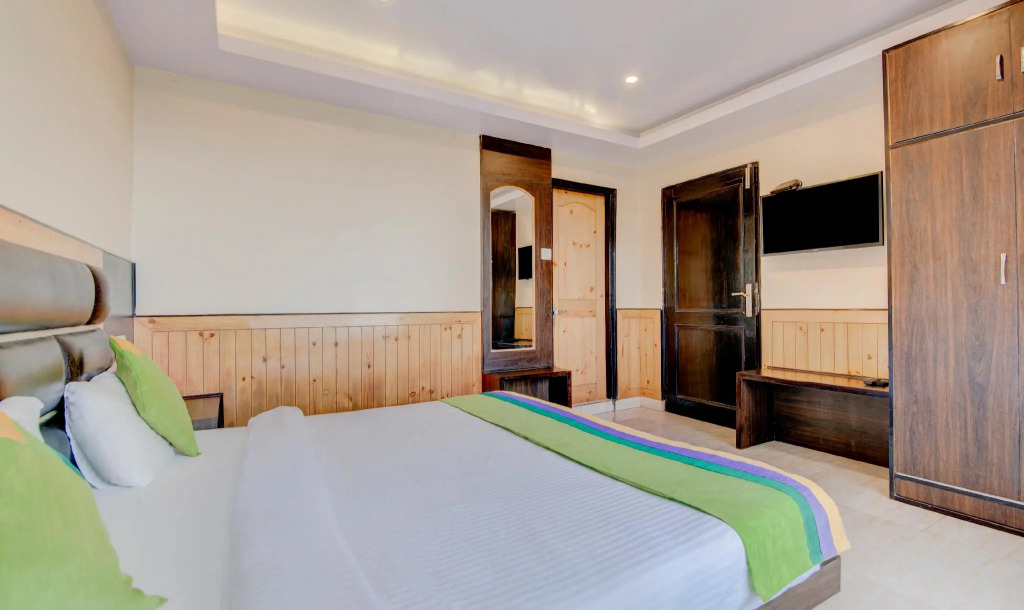 Itsy Hotels Avantika With Forest View