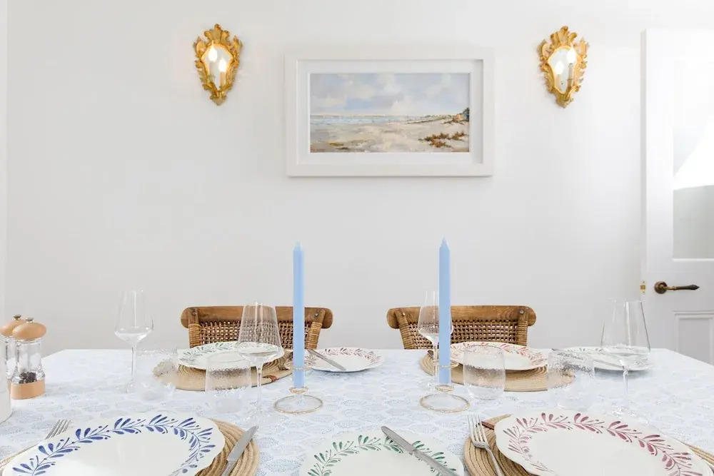 Newly Renovated Cottage 150m from Waterfront