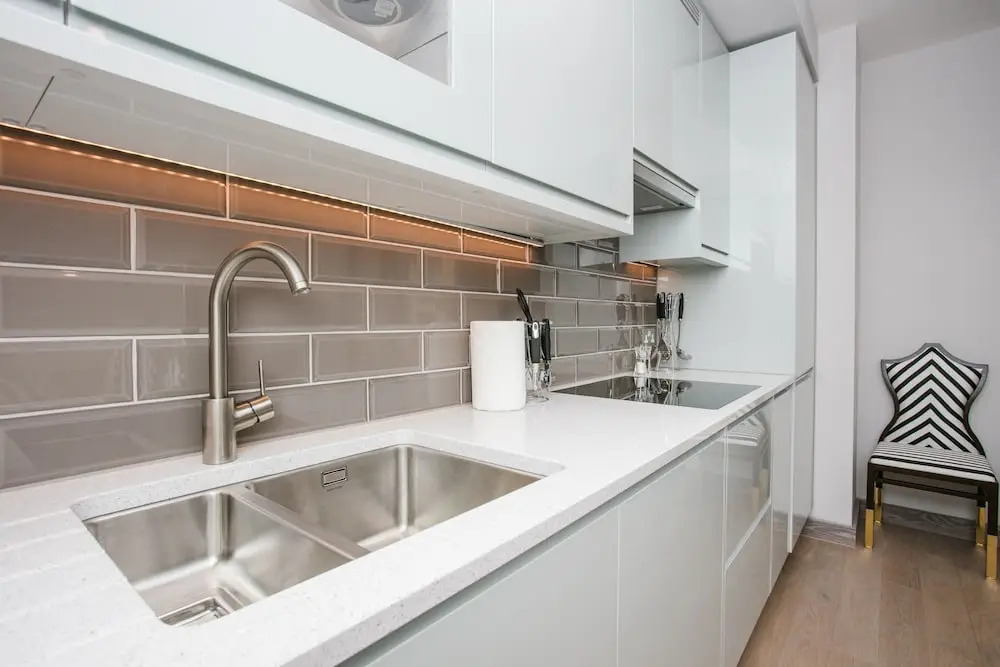 Modern 1 Bedroom Apartment With Balcony