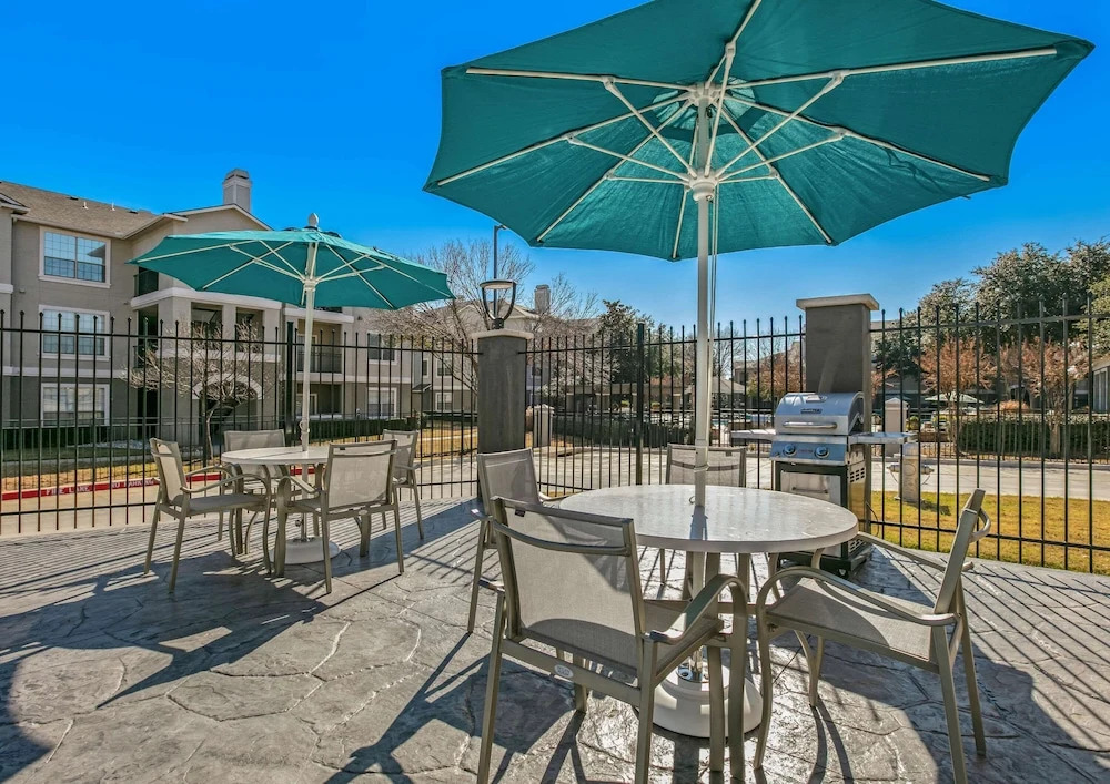 La Quinta Inn & Suites by Wyndham DFW Airport West-Glade