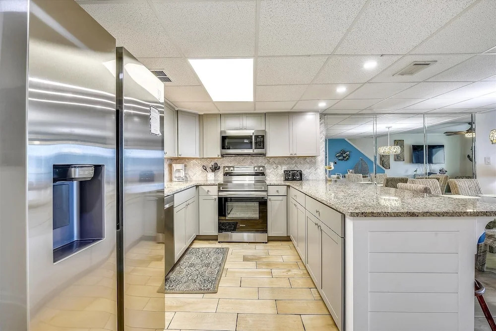 Sugar Beach A6-Lovely 4 bedroom 3 bath Condo. Sleeps 11. Free Beach Chairs 2021! 4 Condo by RedAwning