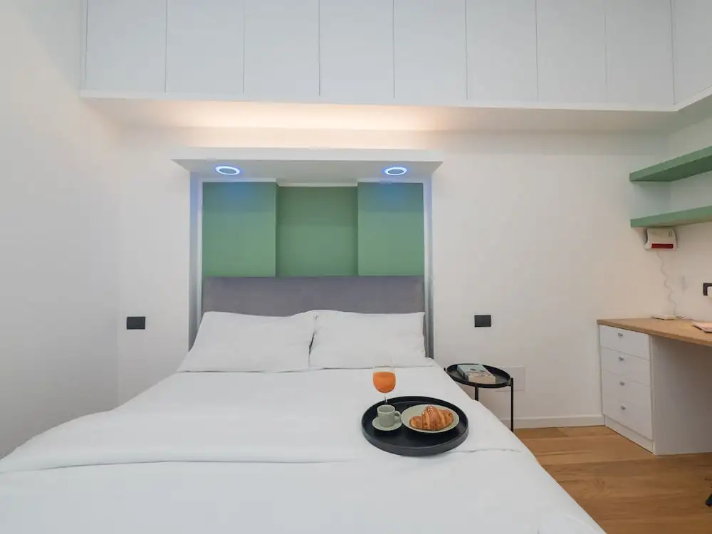 Farini - Charming One-bedroom Apartment in Isola Area