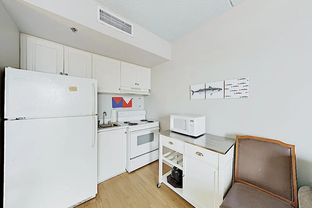 Historic District W/ River Views & Balcony 1 Bedroom Condo