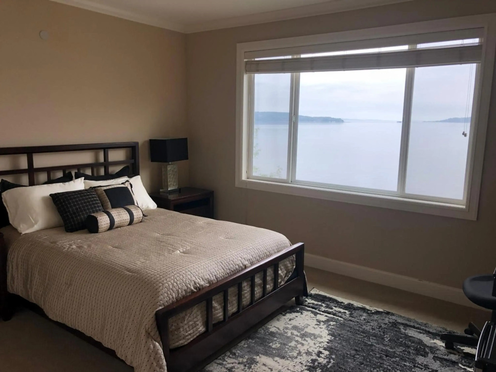 Redondo waterfront house with a private room