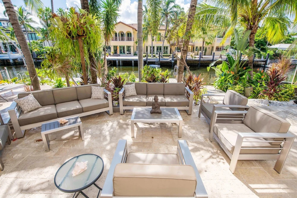 The House of 425 Coral Way 5 Bedrooms 4.5 Bathrooms Home