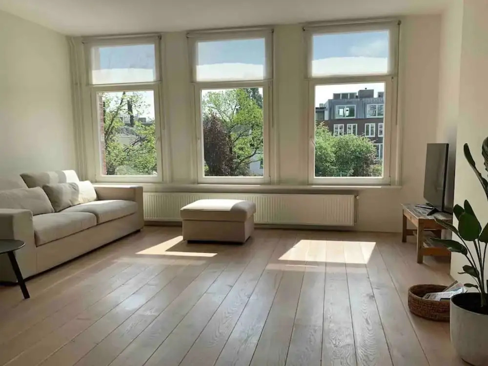 Bright Waterview Apartment