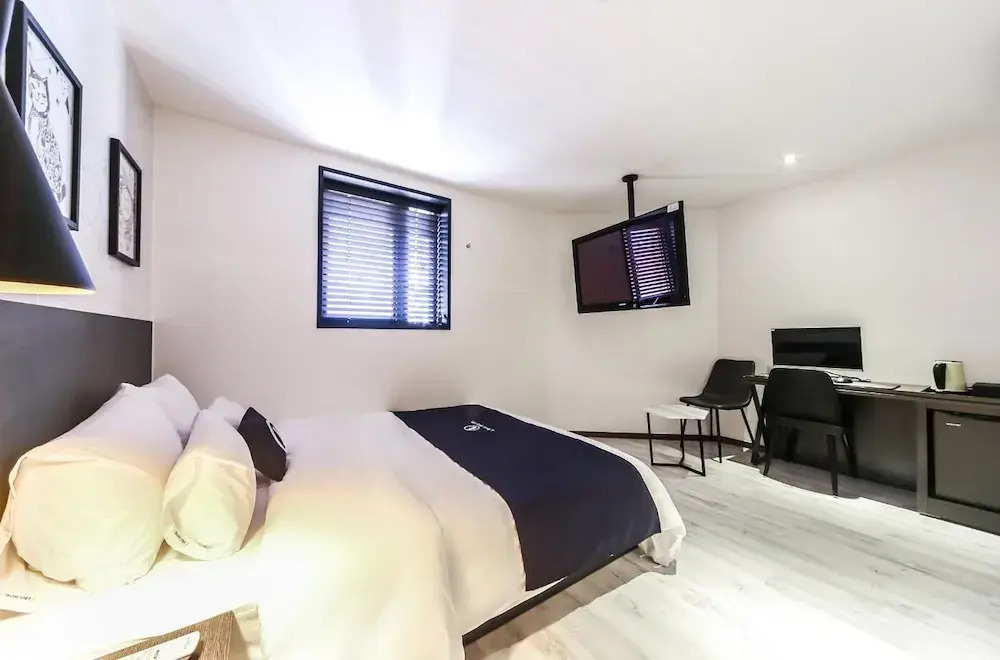 Lrui Motel