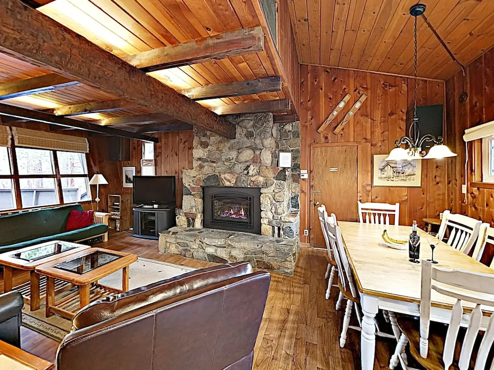 Becky's Boathouse 3BR by RedAwning