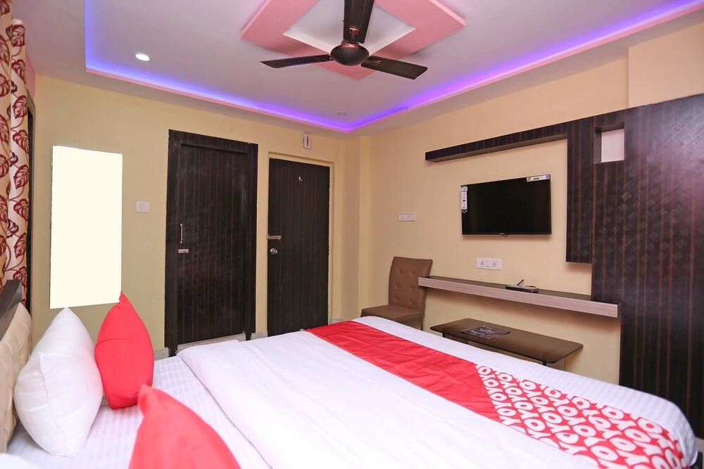 OYO 22566 Red Velvet Inn