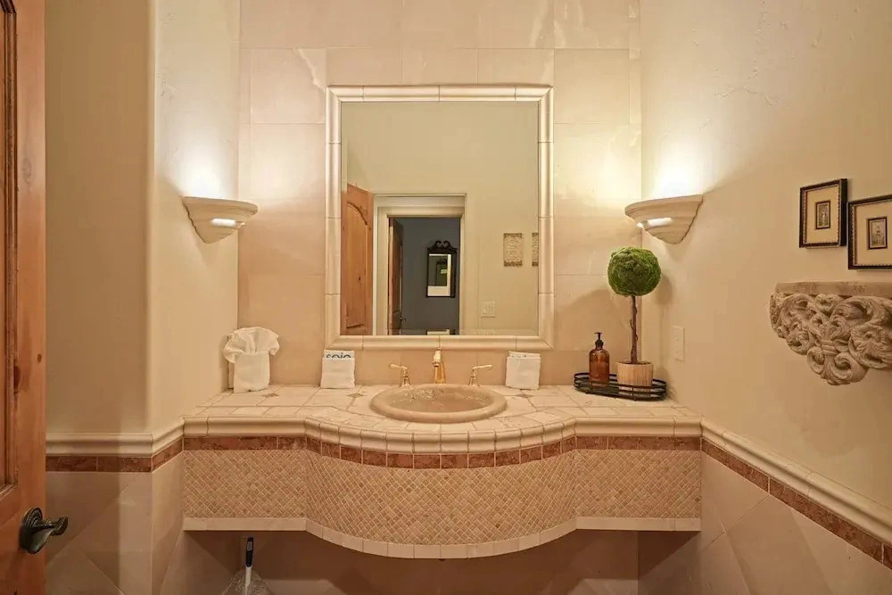 Hot Tub Home Near Golf and Sharc