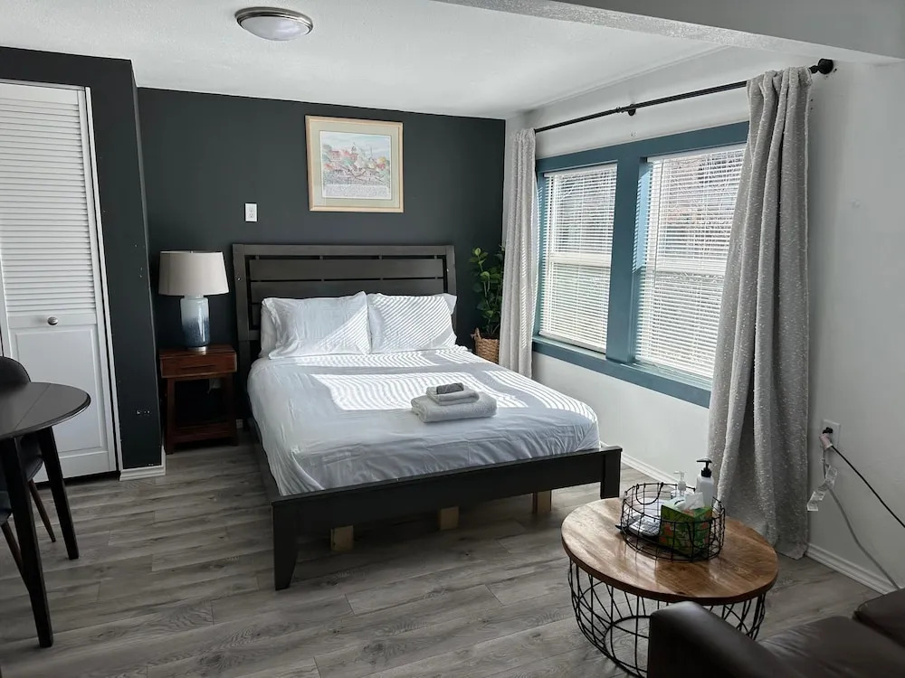 Cute Tiny House With Fenced Yard Near Plaza Dist