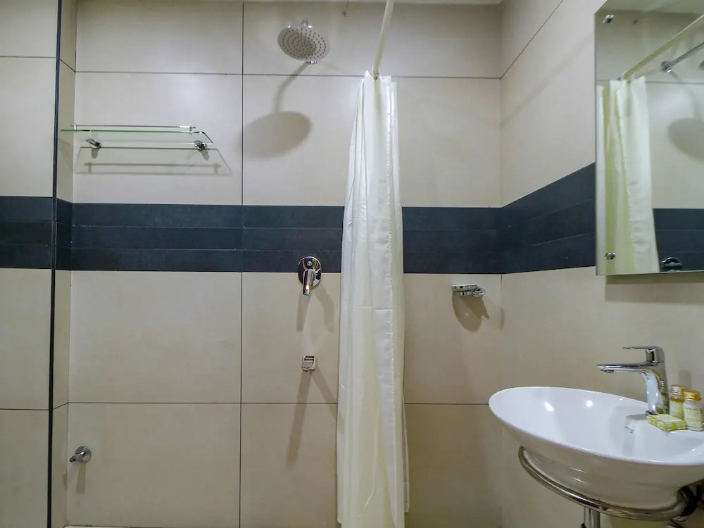 Capital O 29700 Le Moshe Inn