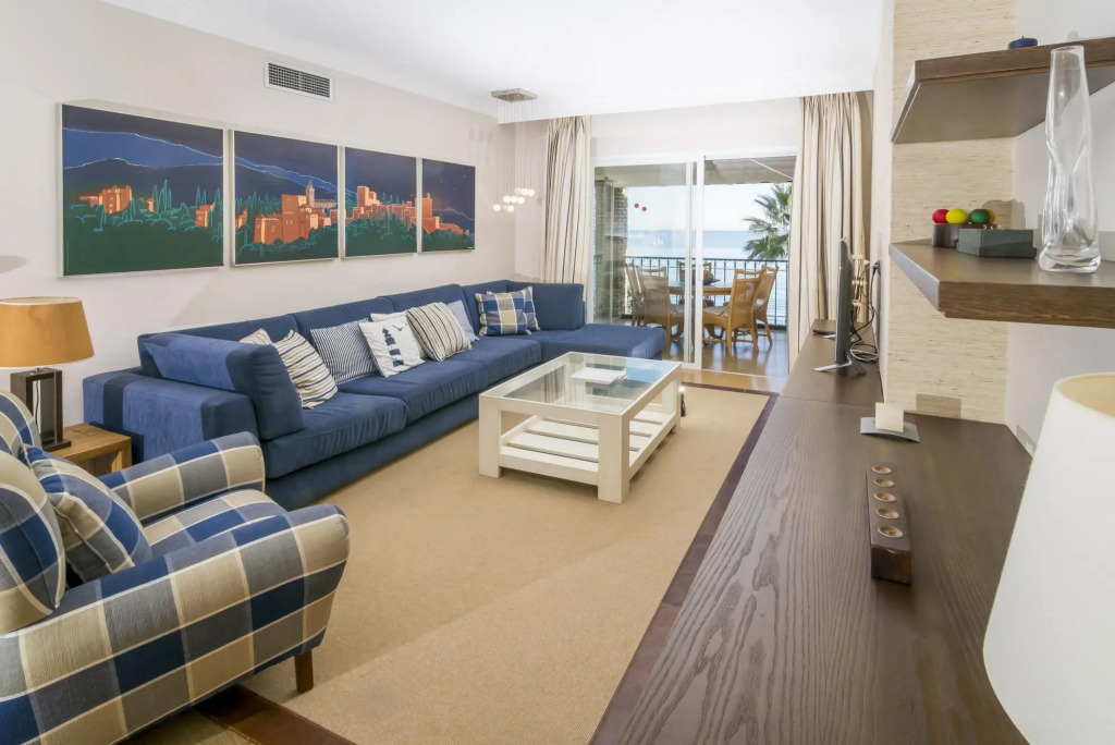 HB - Comfortable Beachfront Holiday Apartment