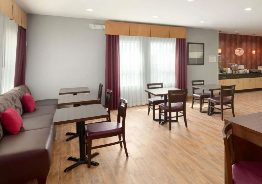 Super 8 by Wyndham Carrizo Springs