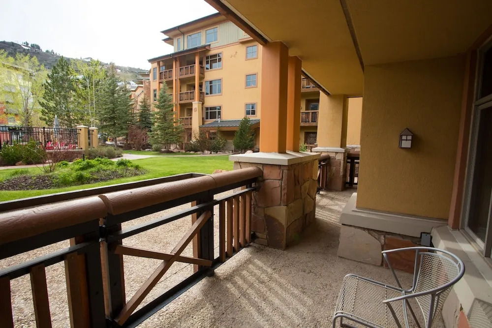 Updated 2 Bedroom -Fireplace & Balcony by RedAwning