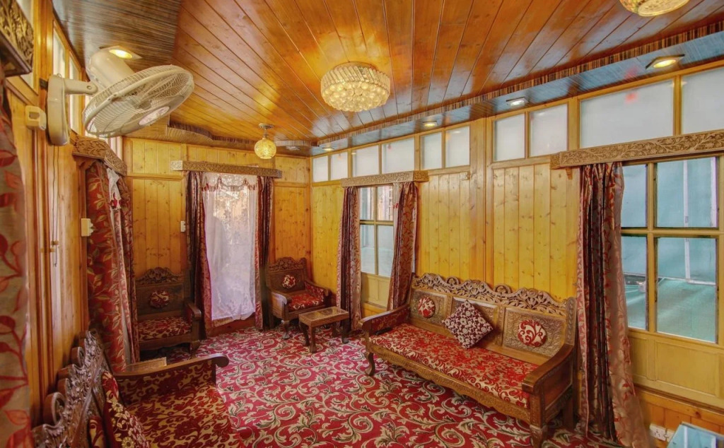 Oyo 6410 Amina Houseboat