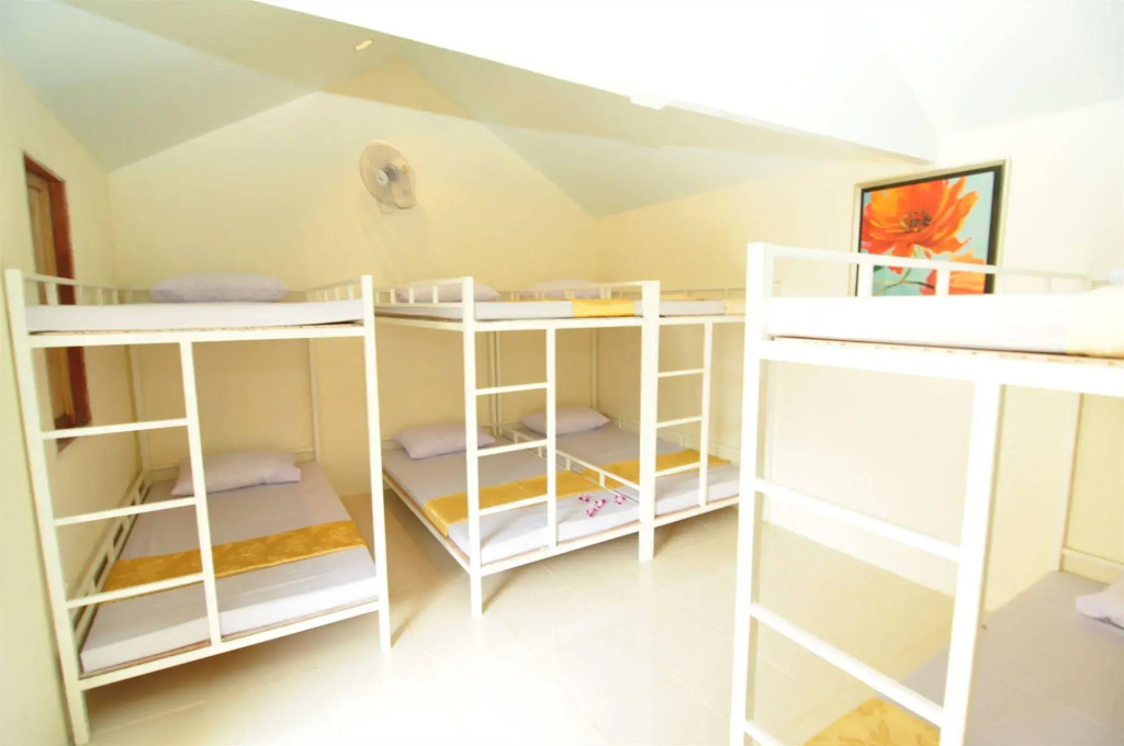 Blanco Dorm Room & Restaurant