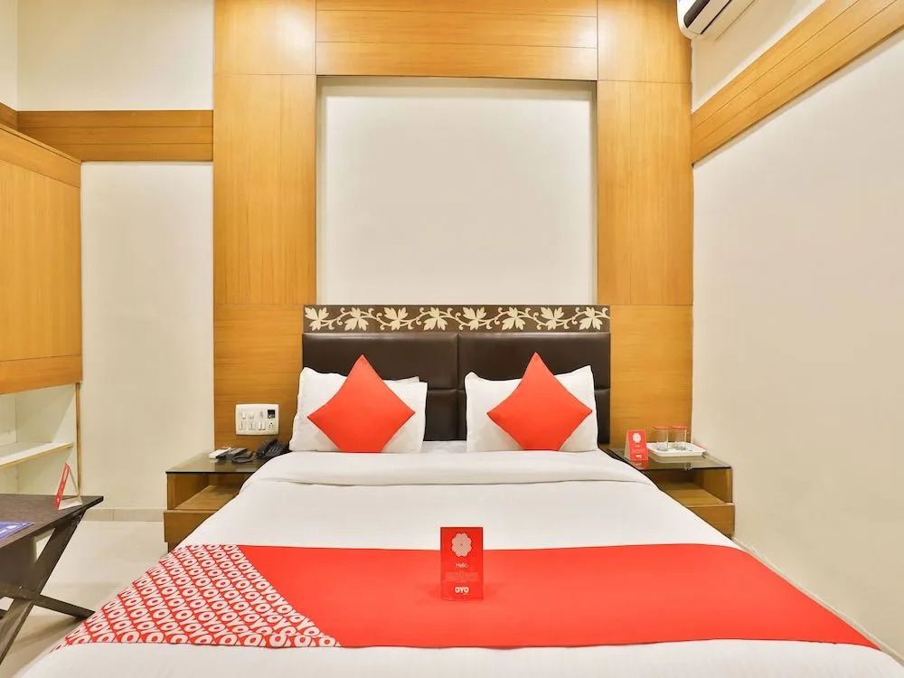 OYO Collection O 11610 Hotel Shreenath