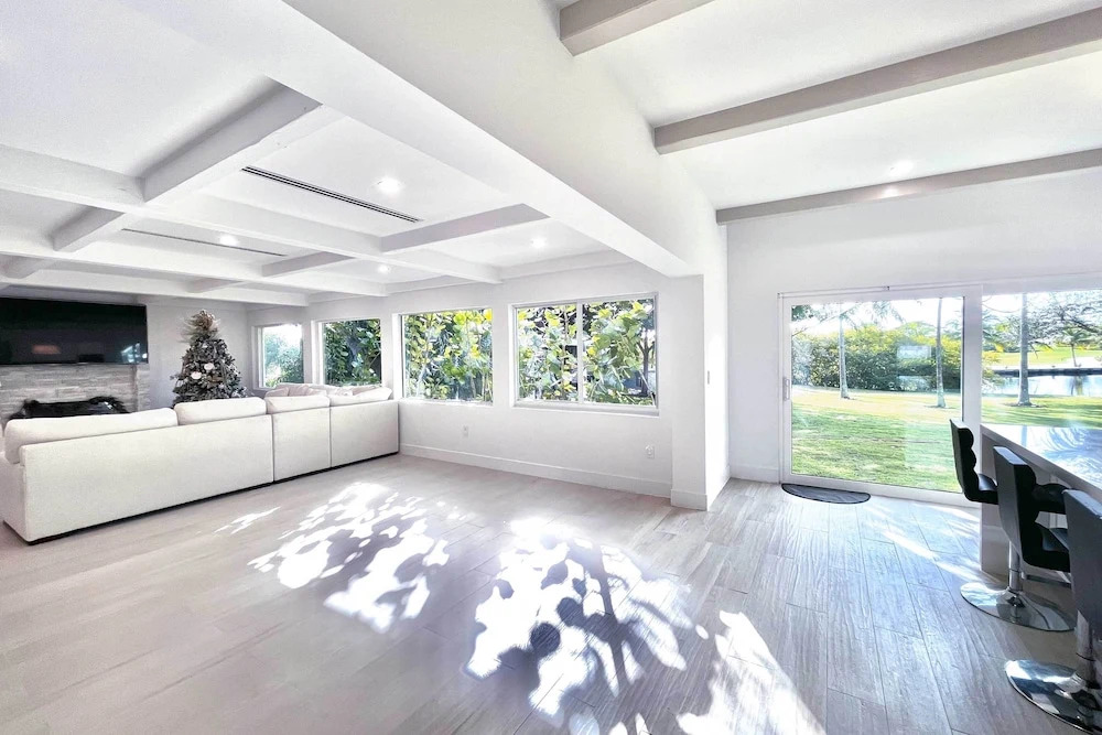Lakefront House: Hot Tub & Golf Course Views!