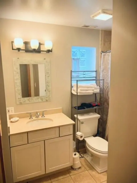 3BD/2BA in Historic Hyde Park Neighborhood w/ Parking Near University of Chicago