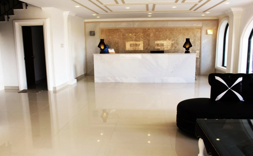 Lighthouse Hotel & Cafe