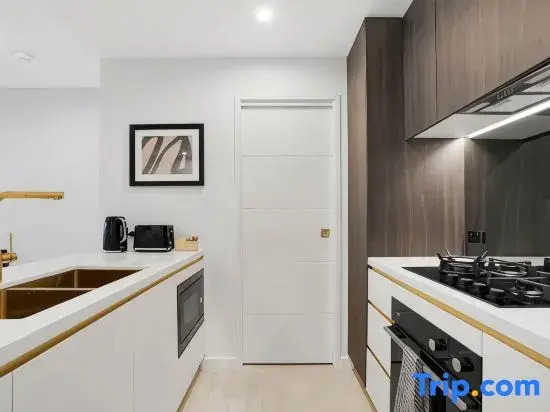 Modern 2BR with City Views & Pool Near Parramatta