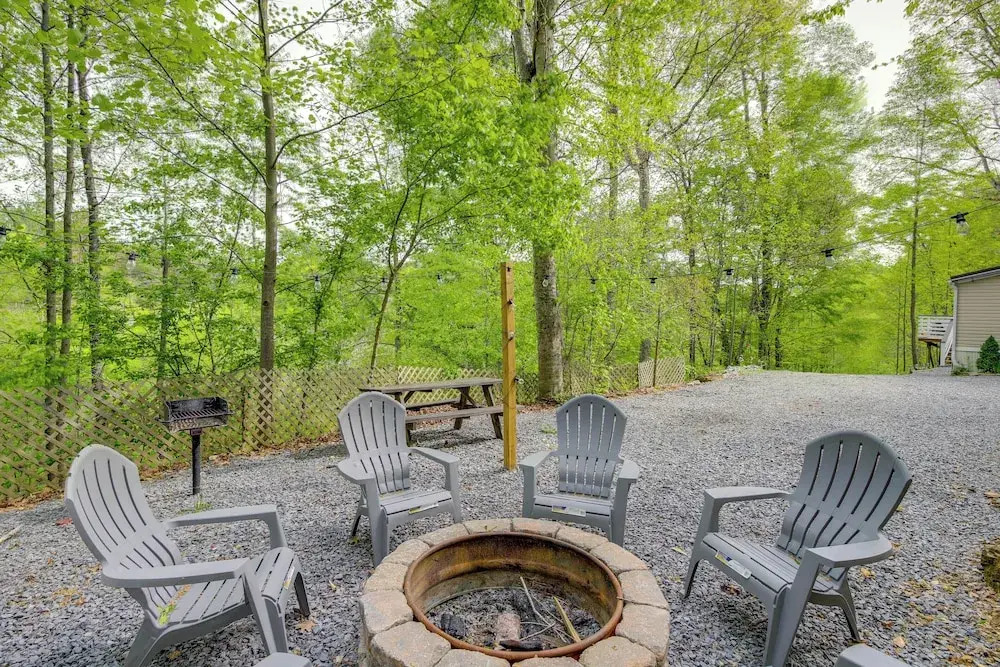 Camp-Style Cabin Near Pigeon Forge: Fire Pit, Deck