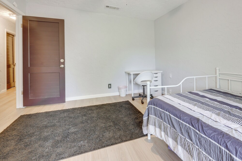 Spacious Home - 6 Mi to Downtown Fresno!