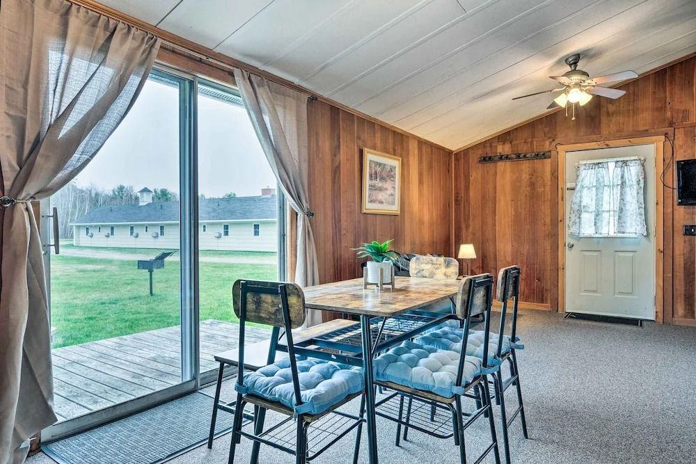Cozy Franconia Cottage w/ Community Pool & Hot Tub