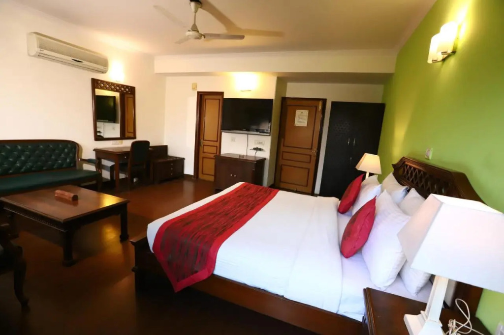 Hotel Ambica Palace AIIMS New Delhi - Couple Friendly Local ID Accepted