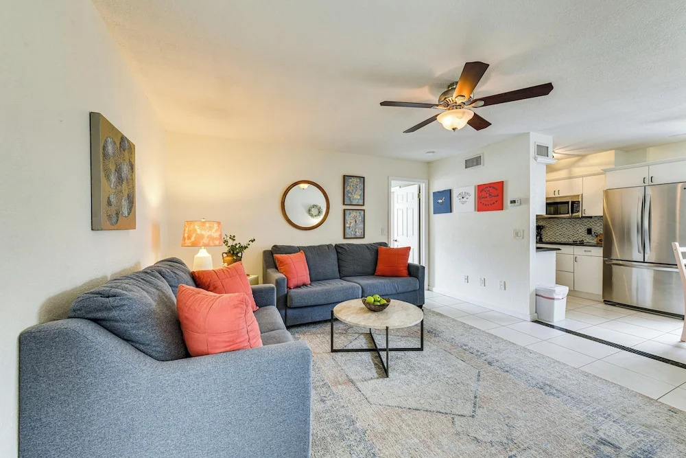 Walk to Venice Beach & Downtown! Couples Condo