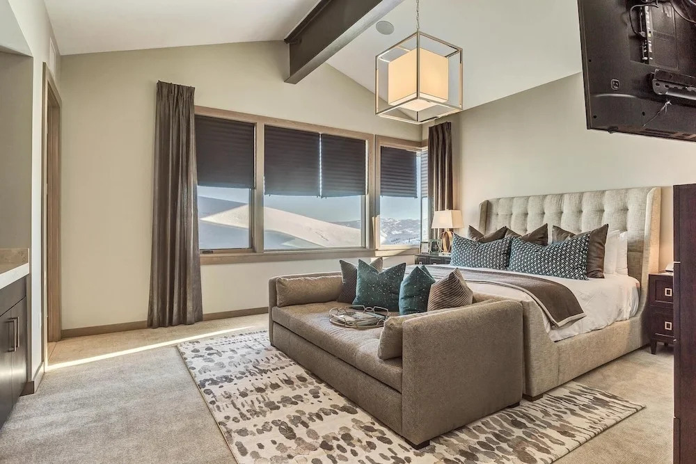 Three Bedroom Penthouse 3 Apartment Hotel by RedAwning