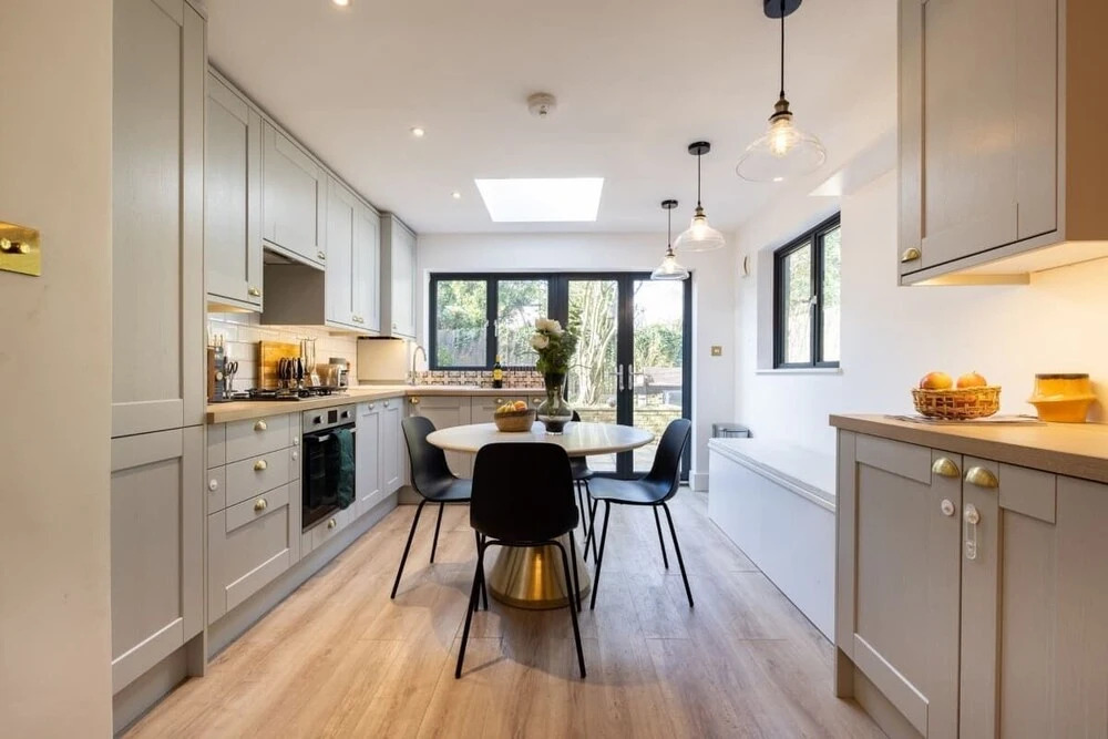 The Richmond Upon Thames Escape - Modern & Bright 2BDR Flat with Parking
