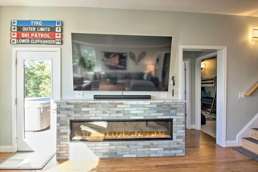 Grand Chalet w/ Hot Tub - Near Wintergreen Resort