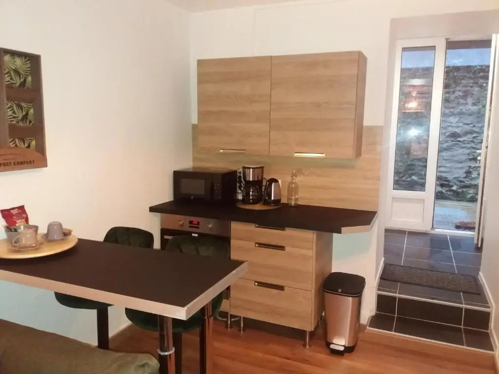 Studio avec terrasse, proche tram