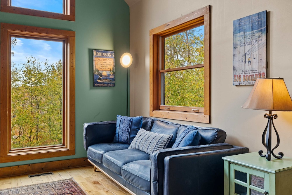 Fam-friendly Cabin Mins 2 Beach Ski w Hot Tub