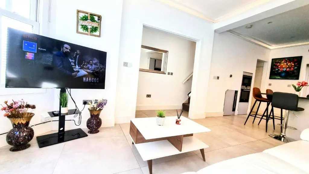 Surbiton Luxury Garden House 19