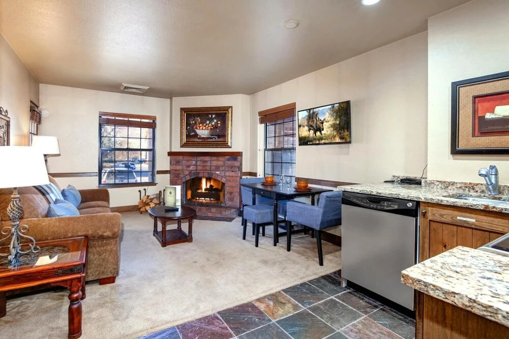K B M Resorts- Cbi-104 Upgraded 1bd, Wood Fireplace, Full Kitchen, Wifi, Walk to Slopes!