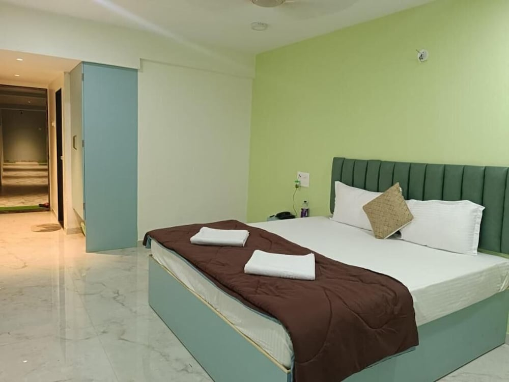 3 WONDERS Tarkarli Hotel and Restaurent