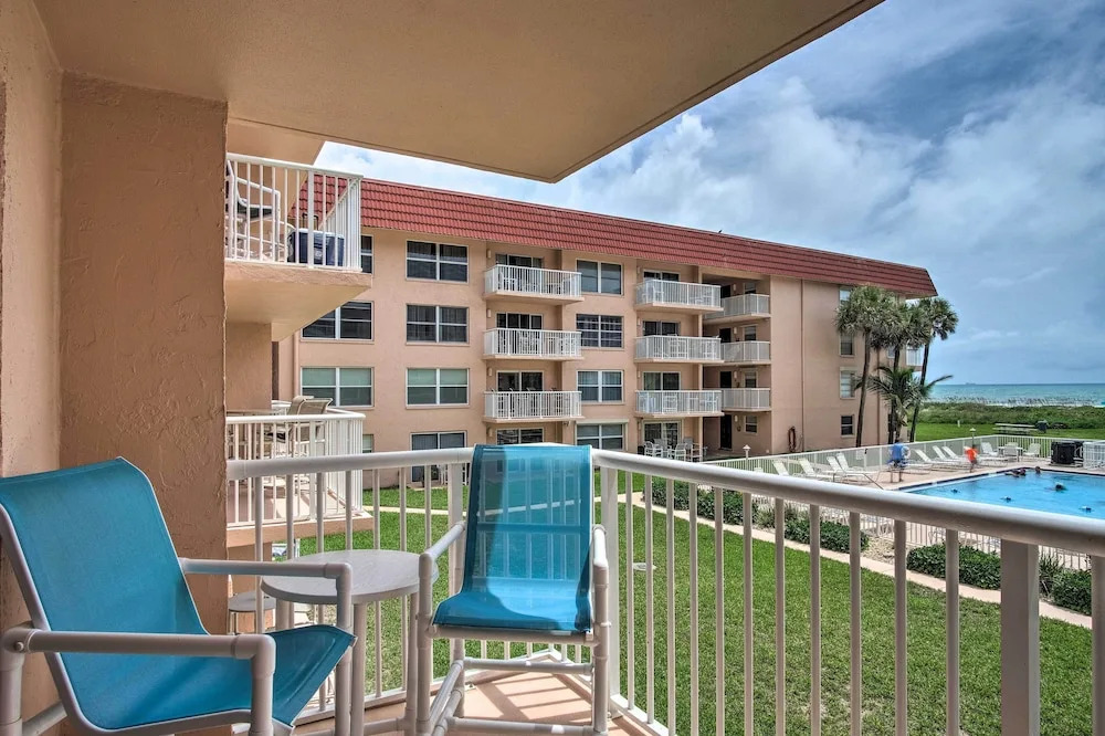 Sunny Cocoa Beach Condo w/ Balcony & Pool Access