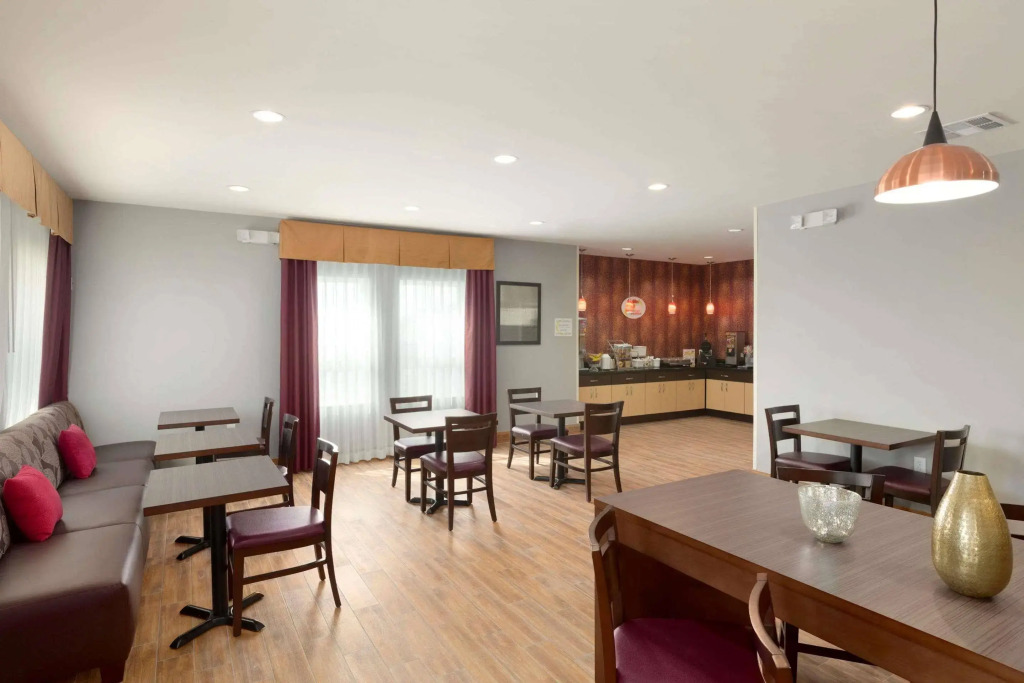 Super 8 by Wyndham Carrizo Springs