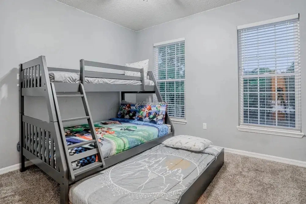 Updated, Dog-friendly gem W/fenced Yard, Foosball & Pool Tables, Wifi, Fireplace