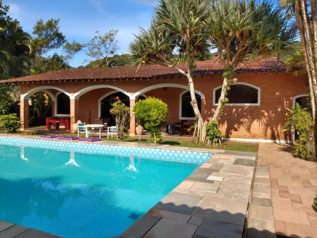 Casa com piscina em condomínio fechado no Guarujá