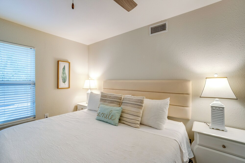 Walk to the Bay: Pet-friendly Oasis in Sarasota!