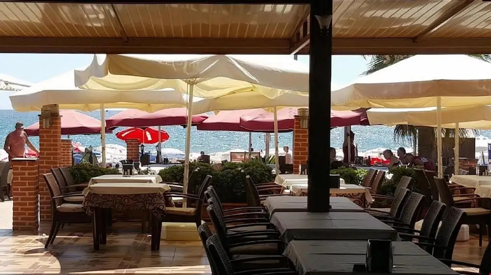 Beach Front Apartment Close to Centre of Side With all you Desire Sleeps up to 4