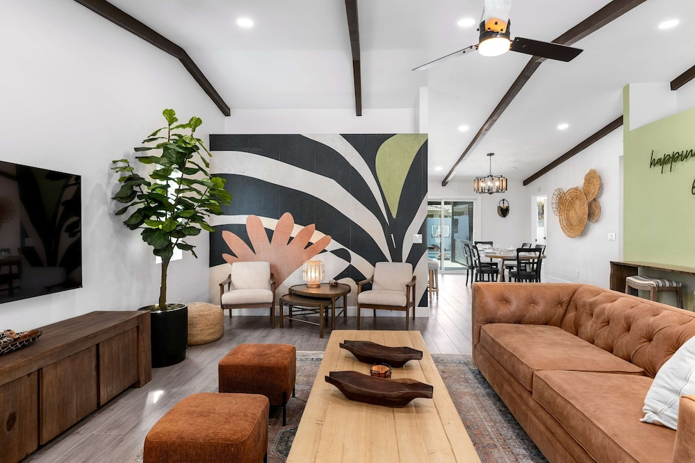 3-bedroom Fireplace Stunning Spanish Home