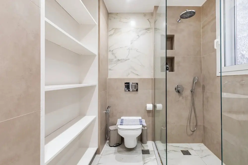 Attica - Captivating 2-Bedroom Apt & Balcony in Athens